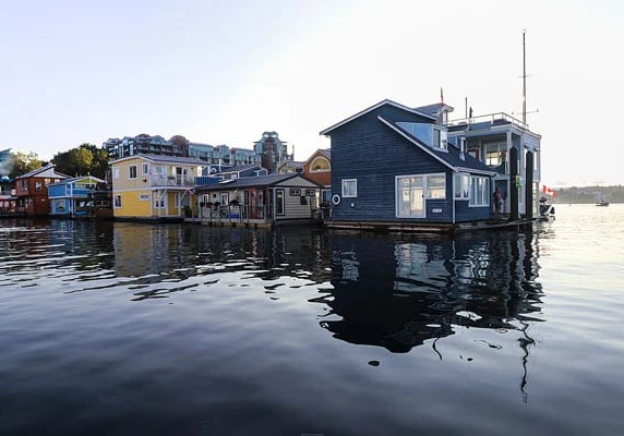 Victoria, BC houses on the water